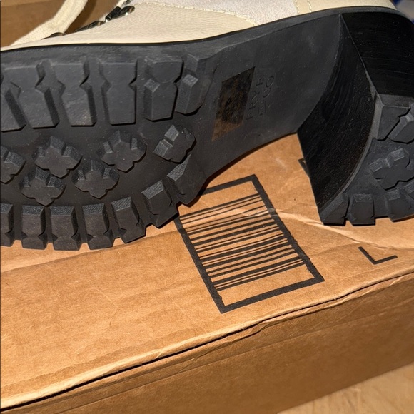 FRYE AND CO Cream Lace Up Boots with Chunky Heel - Picture 6 of 8